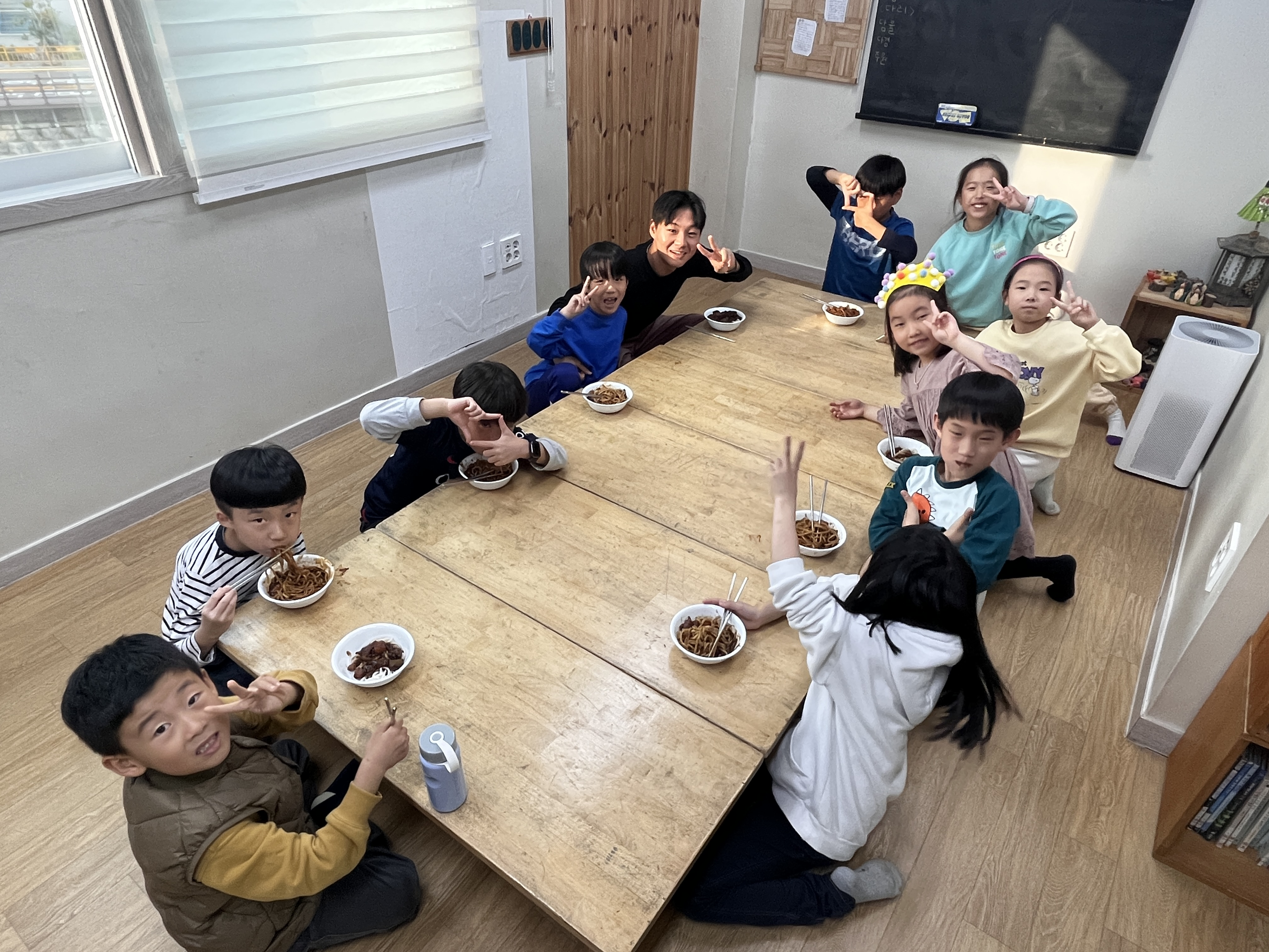맛있는 간식을 나누며 도란도란 피어나는 이야기